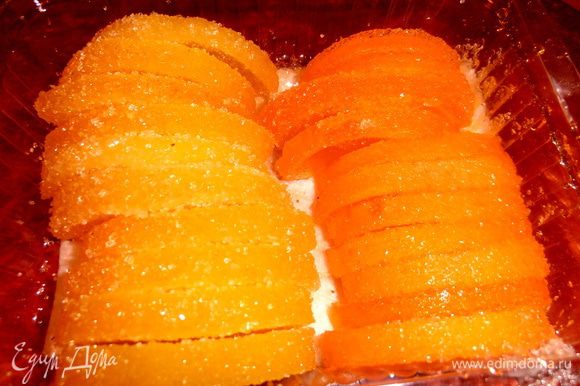 Можно украсить мандариновыми дольками,но у меня были куплены мармеладные дольки с ароматом апельсина и лимона.Решила воспользоваться ими!