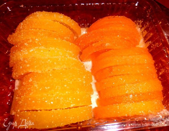 Можно украсить мандариновыми дольками,но у меня были куплены мармеладные дольки с ароматом апельсина и лимона.Решила воспользоваться ими!