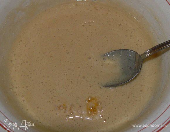 Доводим до кипения, чтобы растворился сахар. Медовую смесь снимаем с огня и даем остыть