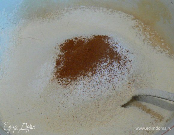  добавить муку с корицей и слегка перемешать.