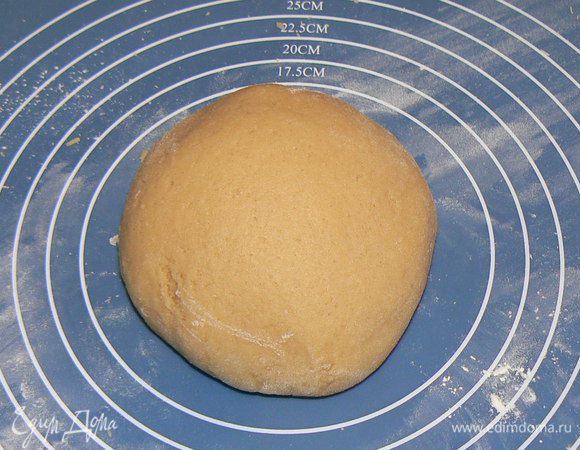 Тесто должно получиться податливым и не прилипать к рукам.