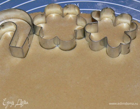 Раскатываем в пласт толщиной в 1 см (чем тоньше раскатывать, тем тверже получается печенье) и вырезаем формочками печенье.