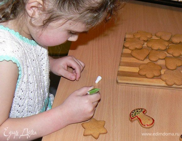 украшаем вместе с детьми взбитым белком с сахаром,и всем.что попадется под руку