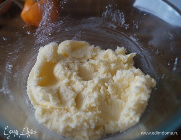 Сливочное масло растереть с сахаром