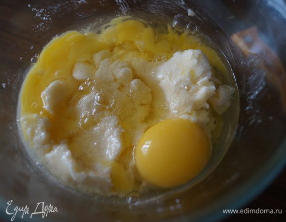 Добавить яйца и хорошо перемешать