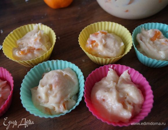 Тесто распределить по формочкам и поставить в духовку, разогретую до 180 градусов, на 20 - 25 минут