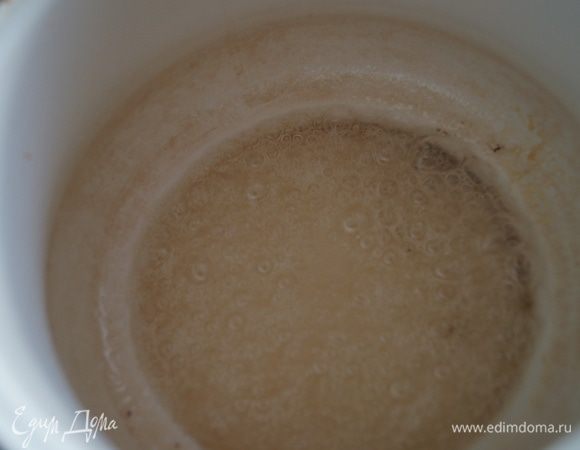 Для крема: Заливаем сахар водой и увариваем до карамельного цвета, на среднем огне (минут 20 - 30)