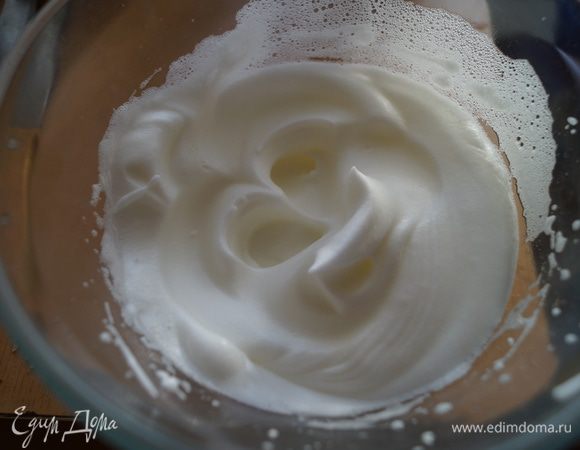 Белки взбить в пышную пену