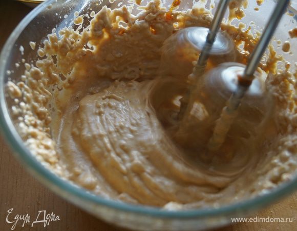 В белки тонкой струйкой ввести карамель, лимонную кислоту и продолжать взбивать еще минут 10