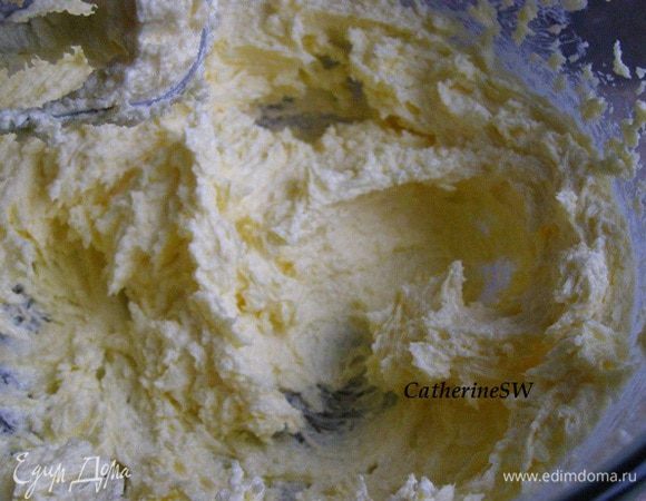 В другой миске взбить миксером сливочное масло с сахаром. Взбивать около трех минут.