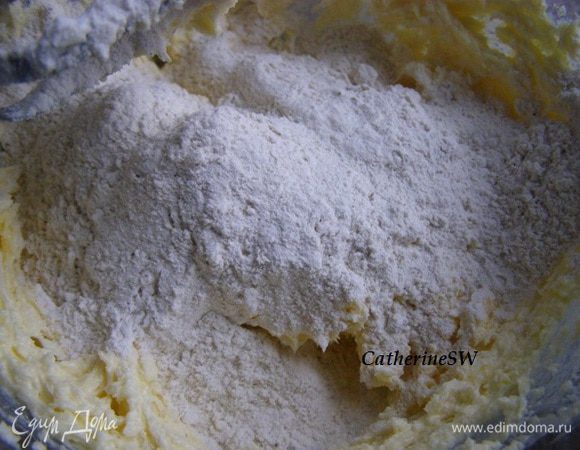 Добавить патоку (мед или инвертный сироп). Хорошо перемешать.
 5. Всыпать мучную смесь. Перемешать.