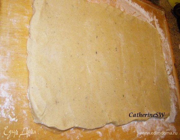 На присыпанной мукой доске тесто раскатать в прямоугольный пласт толщиной около 3-4 мм.
