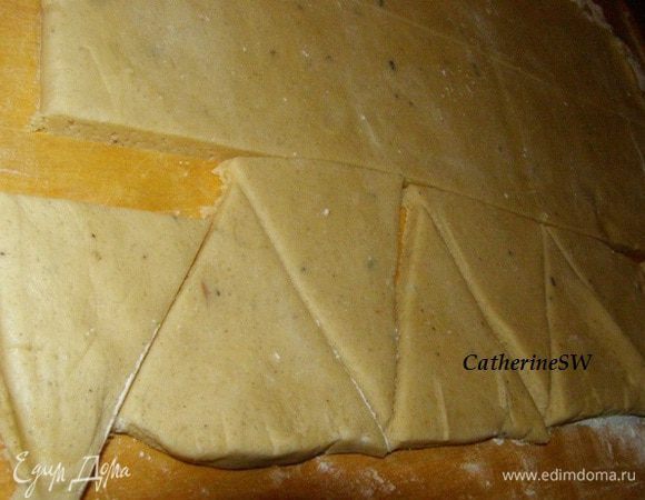 Нарезать треугольными со стороной около 5 см. У меня получилось 24 шт.