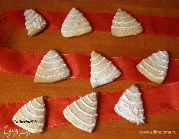 Сахарную пудру смешать с лимонным соком. Сложить в кулечек из пекарской бумаги или кондитерский мешок с узеим отверстием. Нанести на печенье узор. Сверху можно дополнительно припорошить сахарной пудрой.