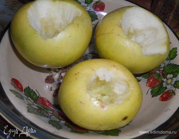 С яблок осторожно вырезать серцевинку,хорошо вычистить ее.