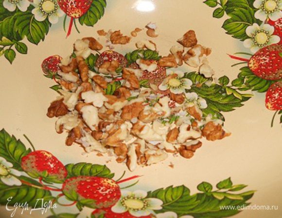 Орехи грецкие немного измельчить, я просто нарезала  ножом.