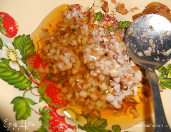 Добавить гречневую кашу вареную и мед,все перемешать.