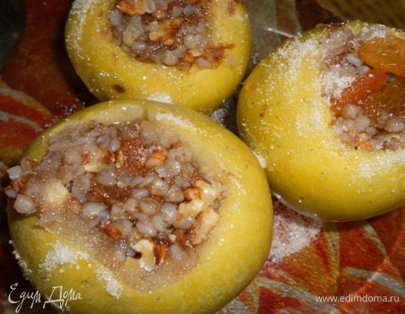 Нафаршировать яблоки начинкой и присыпать ванильным сахаром сверху.