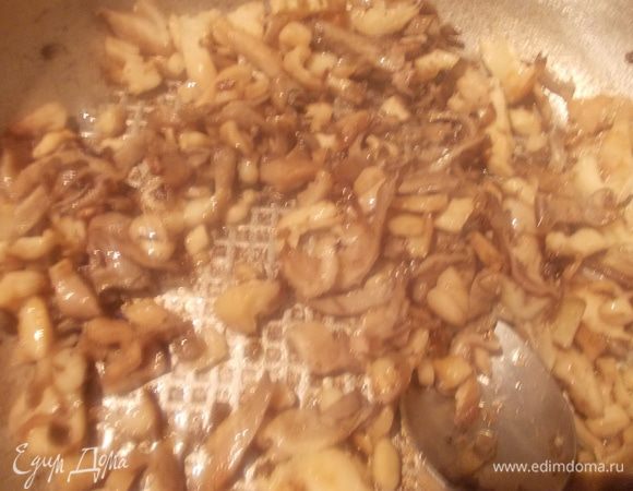 Грибы обжарить на оливковом масле.