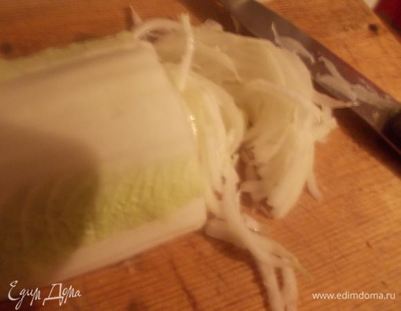 Порезать тонко капусту.