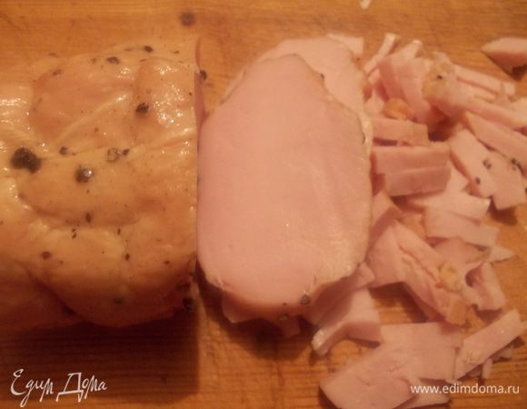 Порезать соломкой буженину. Заправить все оливковым маслом, лимонным соком, посолить и поперчить.