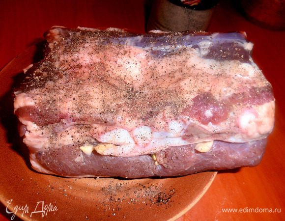 Теперь очередь перца!Обсыпаем им со всех сторон кусок,а также можно обсыпать любыми любимыми травками-приправками...