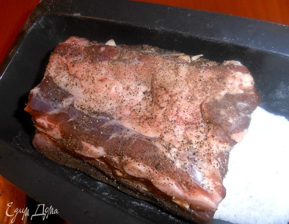 Кладём мясо на соль.