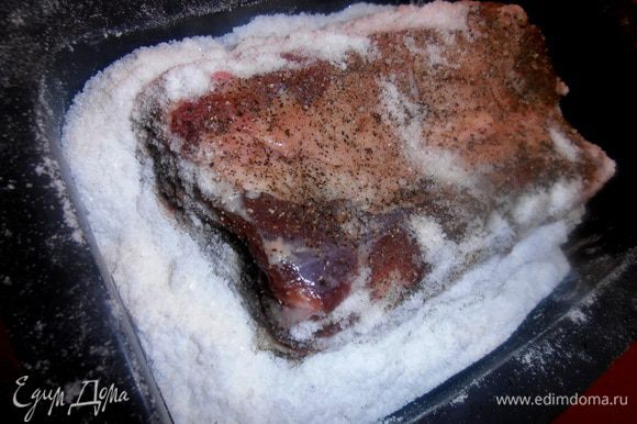 И обсыпаем солью с краёв...Можно и сверху насыпать соли,но я решила оставить место для наблюдения за поведением мяса в духовке!