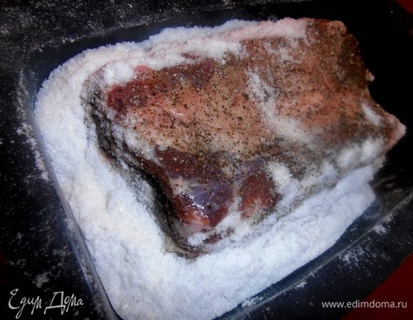 И обсыпаем солью с краёв...Можно и сверху насыпать соли,но я решила оставить место для наблюдения за поведением мяса в духовке!