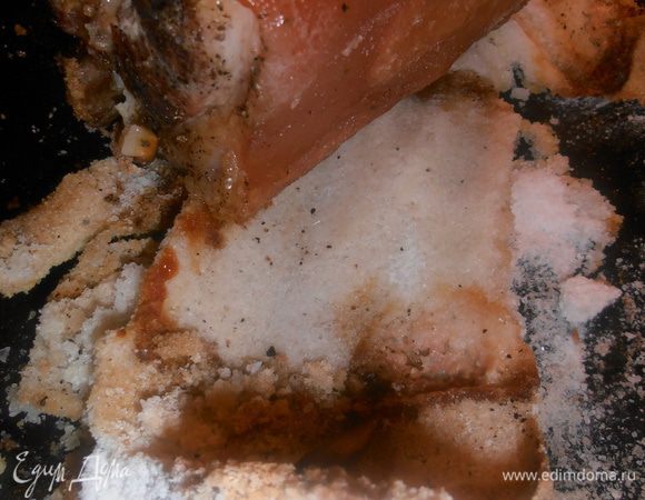 Освобождаем от соляной корки ножом или лопаткой.Как видно на фото,вся корка прекрасно отходит!И все ненужные жиры остались в соли.Её просто лопаткой счищаем из формы!