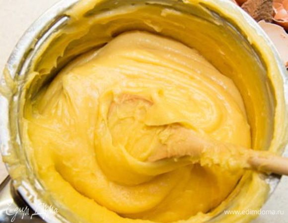 Доведите смесь до кипения. К тому моменту, когда это произойдет, масло должно полностью растаять.

Снимите с огня, добавьте всю муку разом.
Перемешайте, чтобы мука вобрала в себя всю жидкость.
Верните кастрюлю на медленный огонь и мешайте деревянной ложкой еще 1-2 минуты.
Дайте в течение 5 - 8 минут тесту немного остыть.

Затем начинайте взбивать постепенно, добавляя по 1 яйцу. Каждый раз необходимо очень хорошо взбивать, чтобы яйца полностью разошлись в тесте, иначе структура выйдет комками.
Продолжайте взбивать еще в течение нескольких минут, пока тесто не станет густым и глянцевым.
