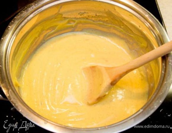 Заварной ванильный крем (Crème pâtissière à la vanilla):
Ванильный стручок разрежьте вдоль напополам и достаньте семена. И стручок и семена сложите в кастрюльку, залейте молоком. Доведите все до кипения на среднем огне.

Взбейте желтки, сахар и кукурузный крахмал.

Тоненькой струйкой влейте немного горячего молока, продолжая взбивать. Когда смесь станет однородной, перелейте все обратно в кастрюлю.

Поставьте на медленный огонь и доведите до кипения, постоянно помешивая деревянной ложкой или венчиком. Продолжайте мешать еще 3-5 минут до загустения.

Снимите с огня, протрите крем через сито (стручок ванили останется в сите). Введите по частям сливочное масло, размешивая до однородности.

Остудите на водяной бане, непрерывно мешая крем, чтобы на нем не образовалась пленочка. Убрать в емкости с крышкой в холодильник до использования.
