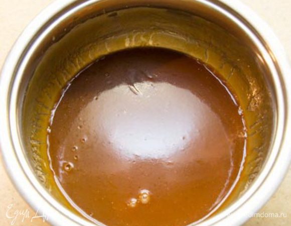 Карамель:
Сливки хорошо нагреть.
Сахар с водой отправить в сотейник. Варить карамель на среднем огне до темно-янтарного цвета. Важно не пережечь сахар, иначе карамель будет горчить.
Как только карамель достигла необходимого цвета, вливаем горячие сливки. Действуйте аккуратно, так ка при взаимодействии горячего сахара и сливок выделится пар ( не обожгитесь). Если влить холодные сливки, то реакция будет слишком бурной, а сахар моментально крестализуется. 
Карамель подержать на медленном огне 2-3 минуты, помешивая, пока масса не станет однородной.
Карамель остудить и убрать в емкости с крышкой в холодильник до использования.
