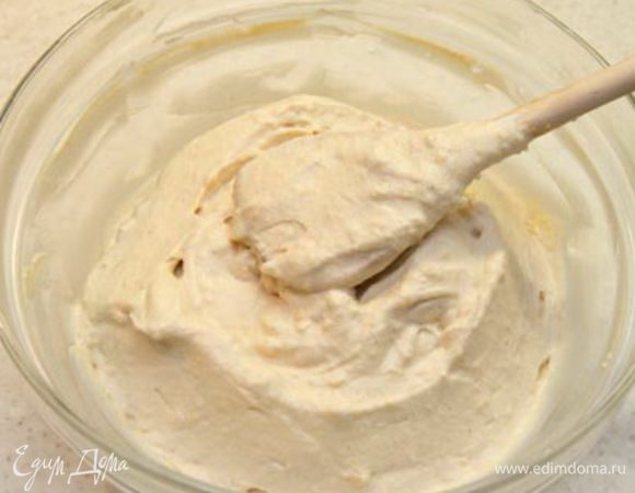 Карамельный крем:
Смешать заварной крем и карамель. Далее ввести сливки и аккуратно перемешать до однородного состояния, стараясь сохранять пышность крема. Убрать в холодильник.
