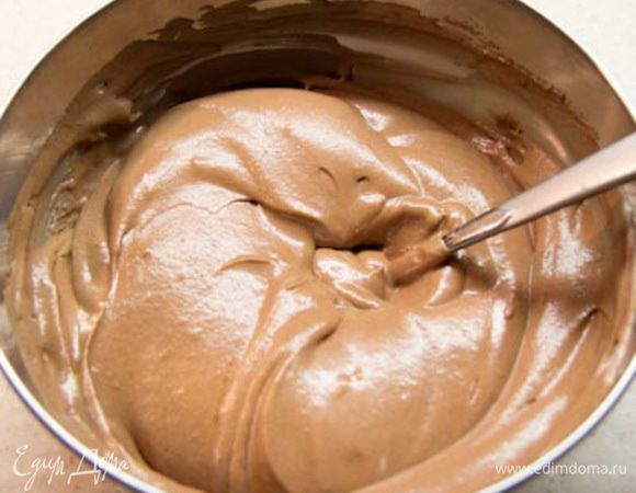 Шоколадный крем:
Растопить на водяной бане шоколад, молоко и масло. Дать остыть до теплого состояния. Далее ввести сливки и аккуратно перемешать до однородного состояния, стараясь сохранять пышность крема. Убрать в холодильник.
