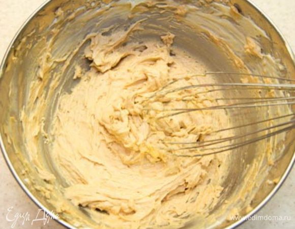 Крем для склеивания (карамельный):
Масло взбить до пышности. Добавить карамель и аккуратно перемешать до однородного состояния, стараясь сохранять пышность крема. В холодильник не убирать, чтоб крем не застыл, но и не ставить в теплое место (например, возле плиты), чтоб не поплыл. Этот крем можно сделать после того, как будут начинены профитроли.
