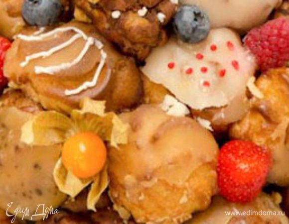 Сборка:
Пересчитать профитроли и разделить их на 4 части. Должно получиться по 20-22 шт. Отдельно начиняем 20-22 шт карамельным кремом, следующую партию – кофейно-коньячным кремом, далее шоколадным, и затем ванильным.
Покрываем профитроли помадкой или глазурью. 
Собираем нашу пирамидку-елочку. Для этого выкладываем на блюдо первый слой профитролей, а далее окунаем обратную строну профитролей в крем для склеивания, и сажаем плотно друг к другу формируя елочку, и так до самого последнего пирожного. У меня получились слои со следующим количеством профитролей от нижнего к верхнему: 28-20-14-8-5-4-1
Украшаем ягодами и убираем в холодильник, чтоб крем для склеивания схватился и торт был устойчивым.

Мы его не резали, а каждый брал себе профитроли по вкусу. Немного перепачкались:) , но было очень, очень вкусно!
Приятного чаепития!
