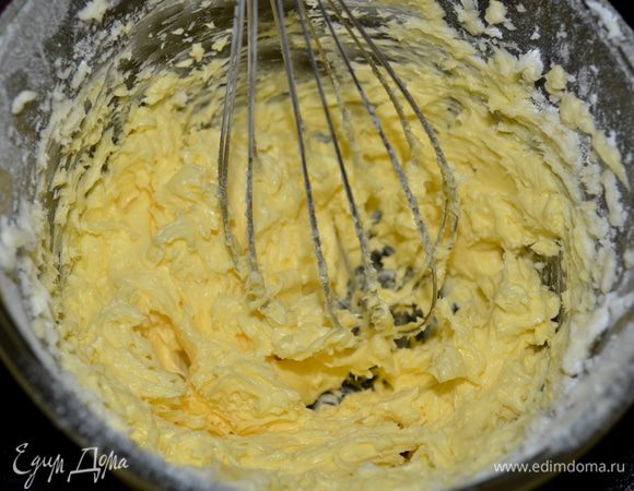 В небольшой емкости взбить слив.масло с сахарной пудрой на средней скорости. Добавить желтки и смешать.