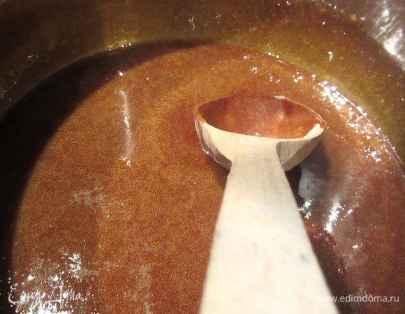 Для карамели слегка разогреваем кастрюлю и всыпаем сахар, не весь. Сахар будем  добавлять частями, все делаем на среднем, даже больше к медленному, огне. Сахар начнет по краям  таять, дождитесь, когда он весь растает и добавляем следующую порцию сахара, следим, чтоб сахар не горел, а только карамелизовался, это очень важно! Главное здесь не спешить, набраться терпения и наблюдать за процессом.Помешивать деревянной ложкой.Параллельно разогреваем, не кипятим, сливки.