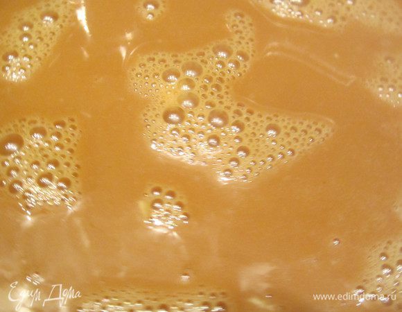 Когда сахар полностью растает и образуется  карамельно-янтарный цвет ,добавляем небольшими порциями подогретые сливки,все делаем аккуратно, добавляя сливки, карамель начнет сильно кипеть, будтье осторожны. чтобы не обжечься.все время хорошо помешивая .