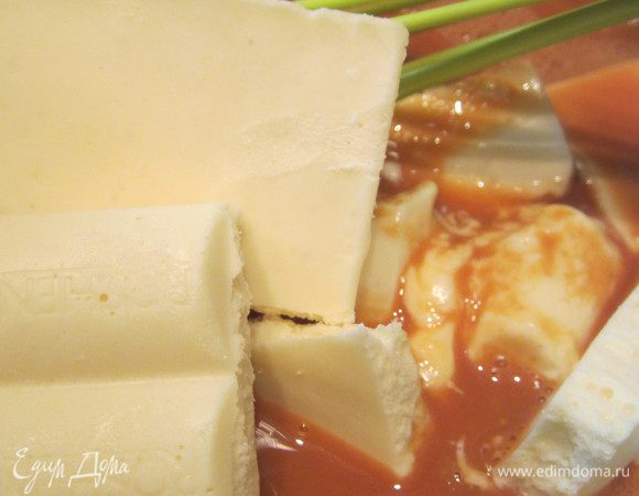 Когда все сливки добавлены и перемешаны,туда же отправляем белый шоколад,снова перемешиваем до однородности , можно процедить через сито, как я сделала,хорошо остужаем и отправляем в холодильник на ночь.