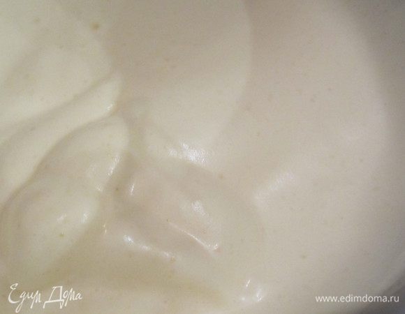 На следующий день готовим бисквитный рулет. Взбиваем 3 яйца с половиной нормой сахара до бела и кремообразного состояния.