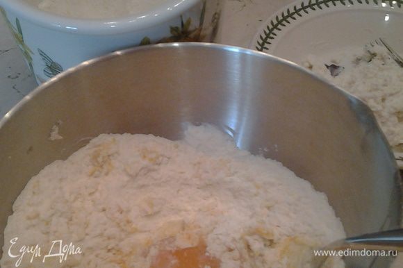Начнём с приготовления тальятелле. В миску высыпаем просеянную муку, 1 яйцо и желток,соль, ол. масло (на 2 порции 200 г муки, 2 яйца и 1 желток), перемешиваем до однородной массы и оставляем "отдыхать" на 30 мин., завернув в пищевую плёнку.