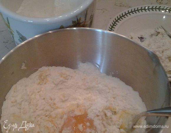 Начнём с приготовления тальятелле. В миску высыпаем просеянную муку, 1 яйцо и желток,соль, ол. масло (на 2 порции 200 г муки, 2 яйца и 1 желток), перемешиваем  до однородной массы и оставляем "отдыхать" на 30 мин., завернув в пищевую плёнку.