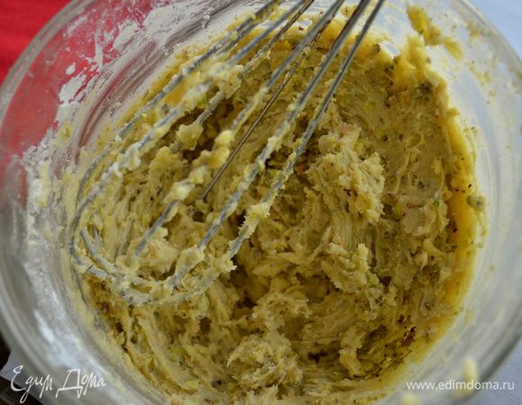 Муку смешать с кардамоном и мускатным орехом. Добавить с масляную массу и тщательно перемешать,затем молотые фисташки.Перемешать.
Закрыть  пленкой и поставить в холодильник на час.