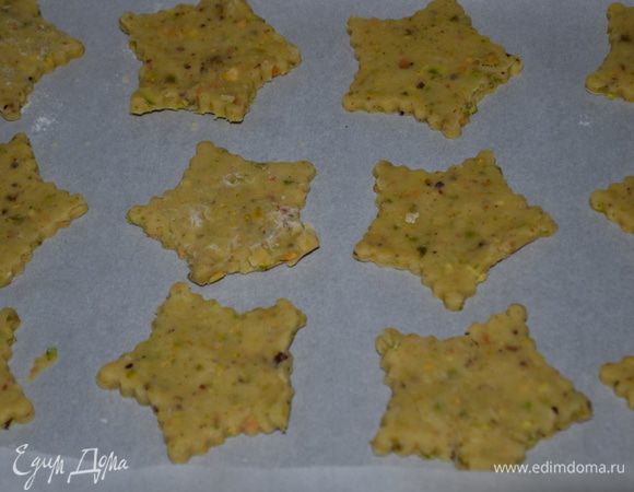 Противни застелить бумагой для выпечки.
Разогреть духовку до 160 гр. 
На поверхности рабочей слегка припылить мукой. Выложить тесто и раскатать. Формочкой "Линзер" выдавить тесто (не тонко). Выкладывать на противень на расстоянии. Делаем равное кол-во нижней части печенья и верхней.
Выпекать 12-14 мин.