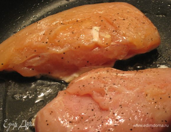 Включаем духовку на 400Ф (205 С), посуду для духовки сбрызгиваем оливковым маслом.
Куринное филе Рокко советует тоже сбрузнуть оливковым масло, перед тем как положить на гриль, и жарить 1 - 1,5 минуты на каждой стороне.
Я жарила на плите, на каст айрон сковороде (простите незнаю как перевести).
