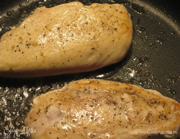  Курочку присолить, приперчить, жарим по 2 минуты на огне выше среднего.