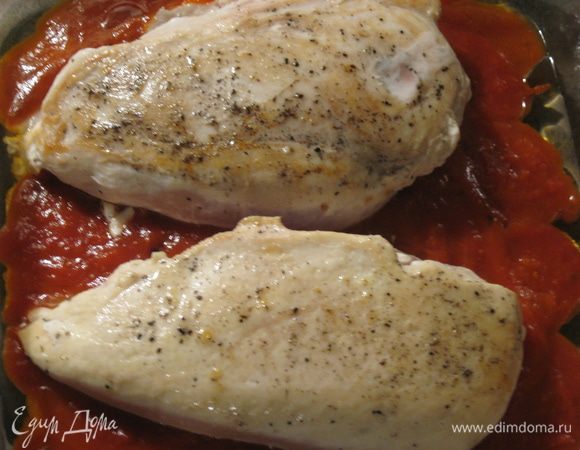 В посуду в которую мы будем выпекать курочку, положить пол стакана соуса маринара, на соус выложить курочку.