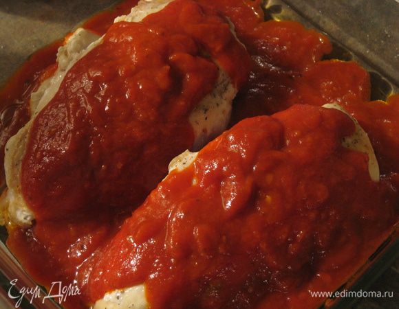 Cнова полить соусом, покрошить на курочку порезанные мелко листики базилика. 

